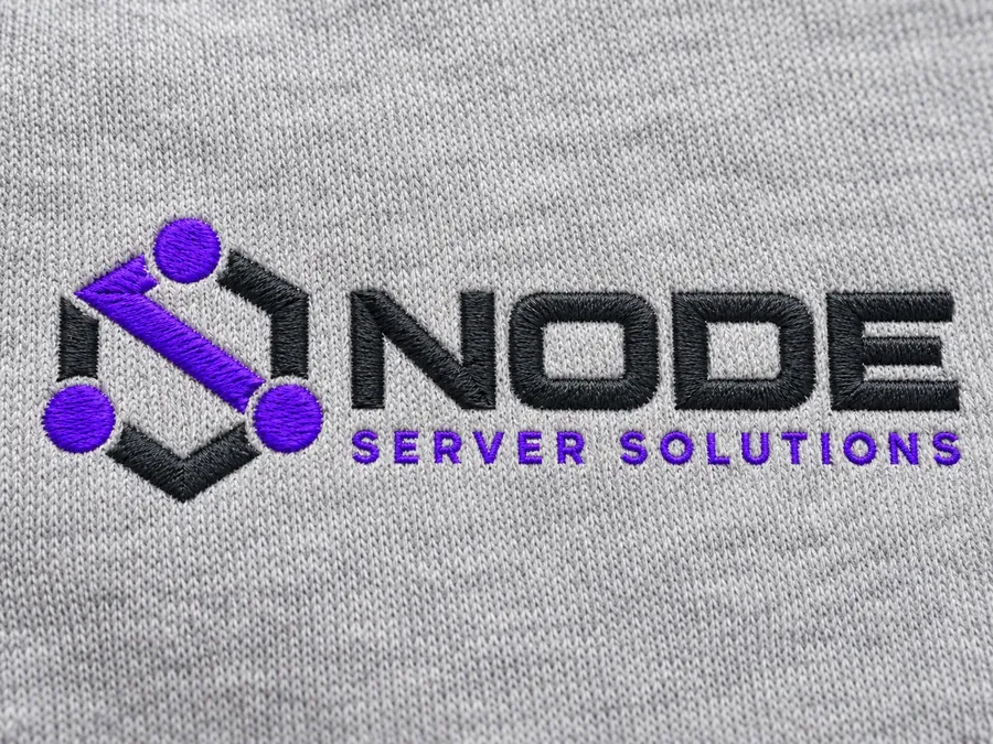 Zbliżenie haftu logo na szarej bluzie — ściegi i kolory nici, logo NODE