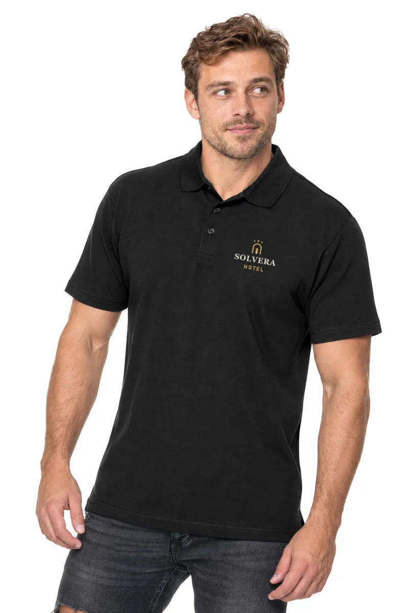 Koszulka polo Heavy 180 (czarny) z haftem logo na piersi — przykładowe logo SOLVERA (hotel), zdjęcie poglądowe