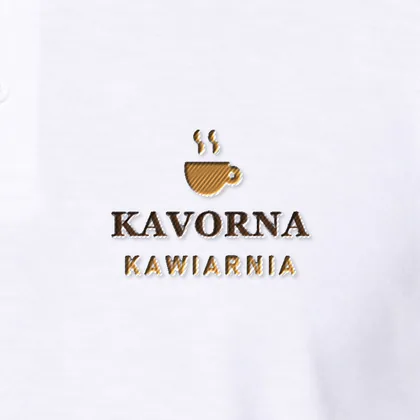 Zbliżenie haftu przykładowego logo kawiarni KAVORNA na białej koszulce polo — ściegi i kolory nici (logo wymyślone, zdjęcie poglądowe)