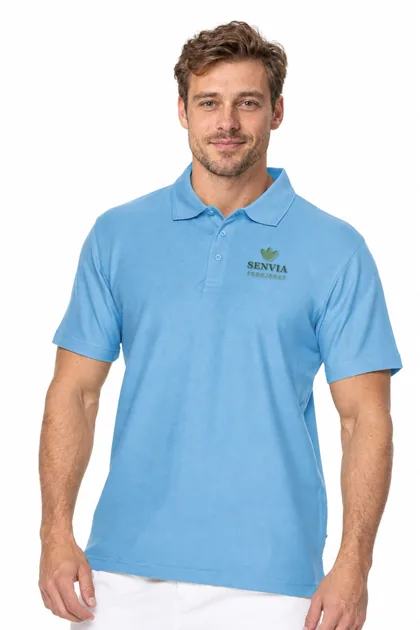 Błękitna koszulka polo Cotton z haftem przykładowego logo pensjonatu SENVIA na piersi — zielona nić (logo wymyślone, zdjęcie poglądowe)