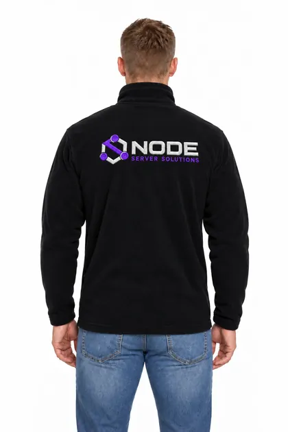 Czarny polar od tyłu z dużym haftem logo NODE server solutions na plecach — przykładowe logo