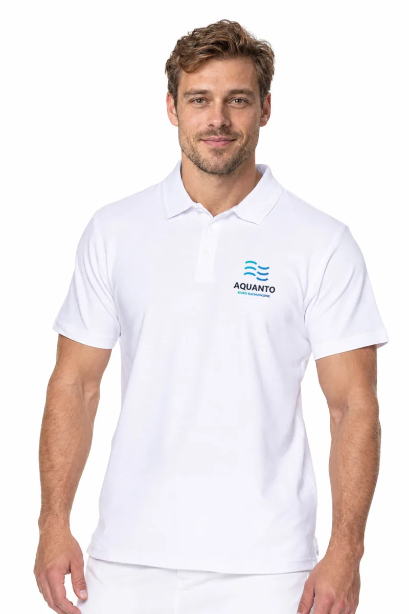 Koszulka polo Cotton 200 (biały) z nadrukiem logo na piersi — przykładowe logo AQUANTO (biuro rachunkowe), zdjęcie poglądowe