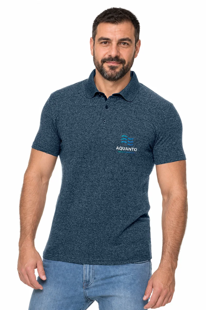 Koszulka polo Frank 200 (granatowy deszcz) z nadrukiem logo na piersi — przykładowe logo AQUANTO (biuro rachunkowe), zdjęcie poglądowe
