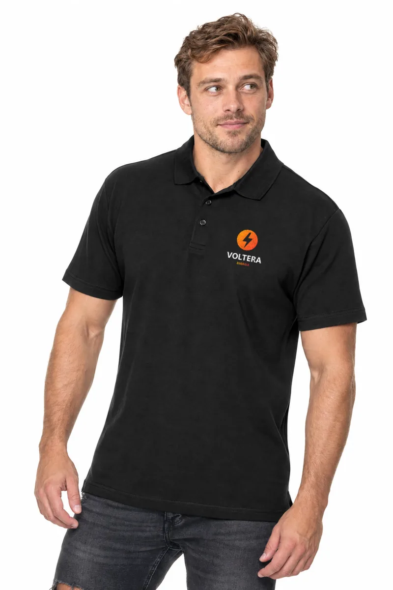 Koszulka polo Heavy 180 (czarny) z nadrukiem logo na piersi — przykładowe logo VOLTERA (energia), zdjęcie poglądowe