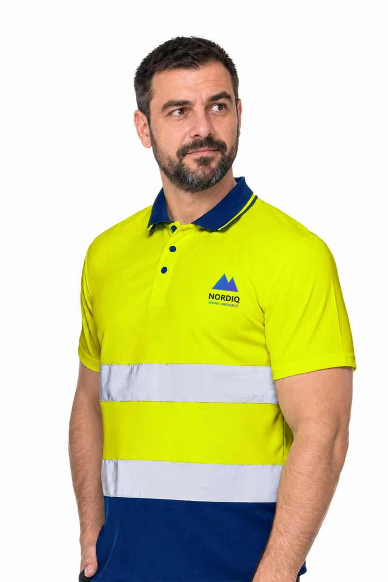 Koszulka polo Hi-Vis 150 (hi-vis żółty z granatowym) z nadrukiem logo na piersi — przykładowe logo NORDIQ (serwis), zdjęcie poglądowe