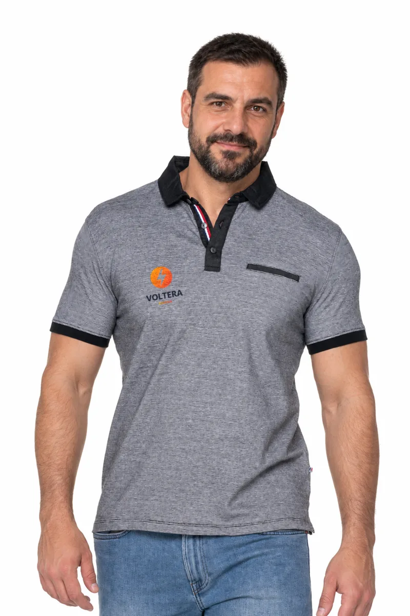 Koszulka polo Shot 180 (czarny z białym) z nadrukiem logo na piersi — przykładowe logo VOLTERA (energia), zdjęcie poglądowe