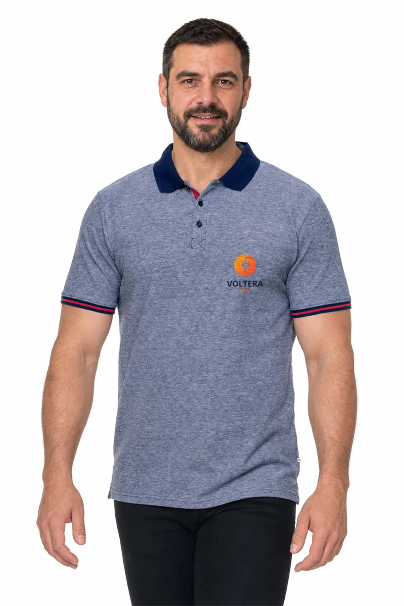 Koszulka polo Stuart 200 (granatowy z białym) z nadrukiem logo na piersi — przykładowe logo VOLTERA (energia), zdjęcie poglądowe