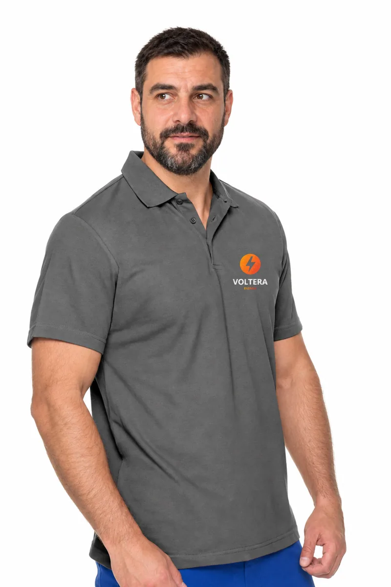 Koszulka polo Worker 200 (szary) z nadrukiem logo na piersi — przykładowe logo VOLTERA (energia), zdjęcie poglądowe