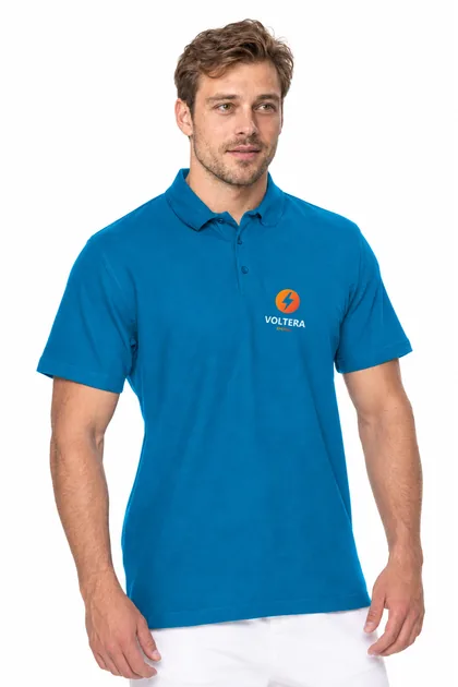 Niebieska koszulka polo Cotton z nadrukiem przykładowego logo VOLTERA z przejściem kolorów na piersi (logo wymyślone, zdjęcie poglądowe)