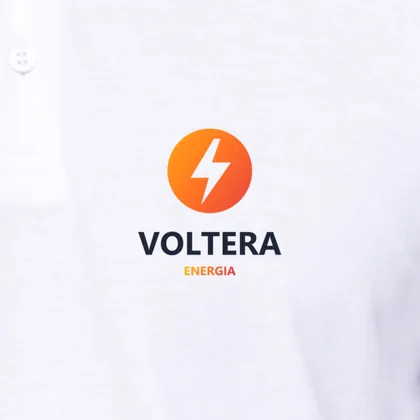 Zbliżenie nadruku przykładowego logo VOLTERA na białej koszulce polo — przejście od żółtego do czerwieni (logo wymyślone, zdjęcie poglądowe)